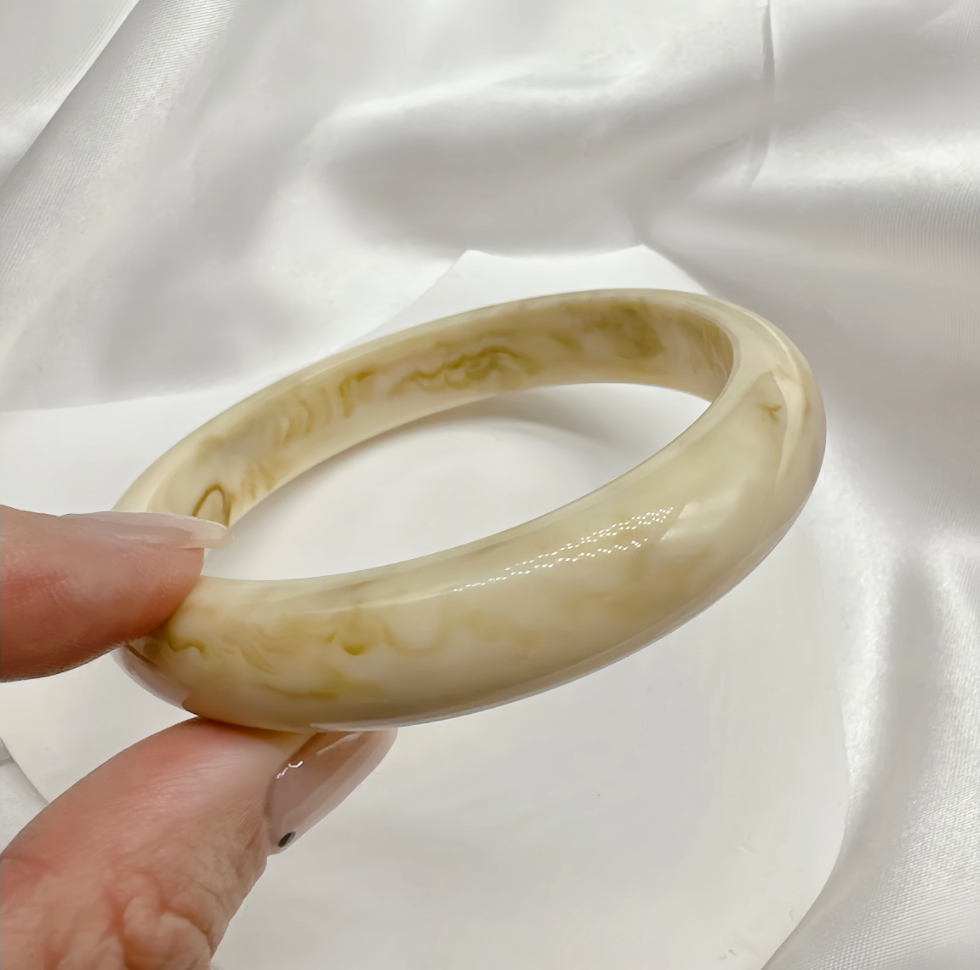 Cream White Color Resin Round Bangle