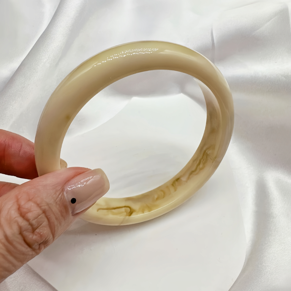 Cream White Color Resin Round Bangle