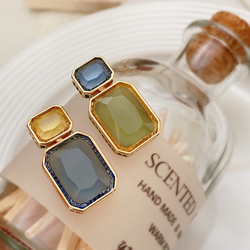 Double Surface Zircon Block Contrast Color Pierced Earrings