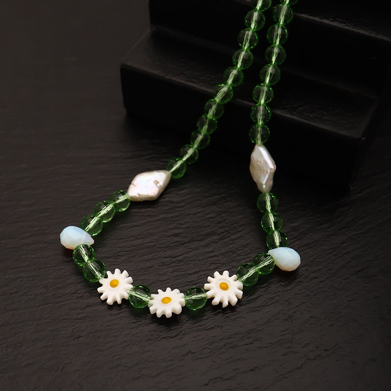 High-Quality Nacre Daisies Freshwater Pearl Beaded Green Crystal Necklace