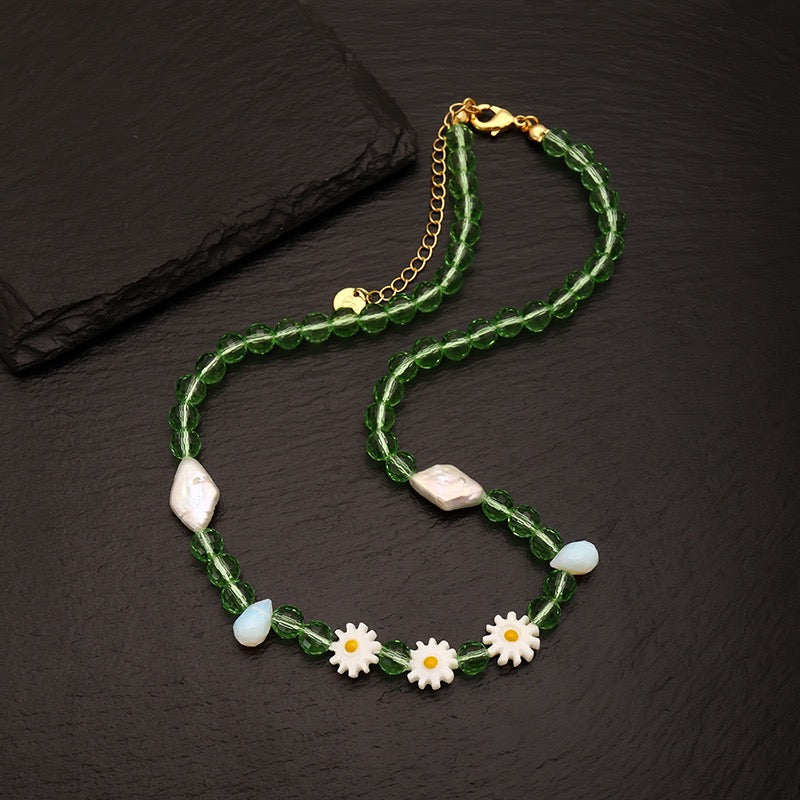 High-Quality Nacre Daisies Freshwater Pearl Beaded Green Crystal Necklace